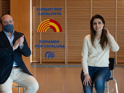 El candidato del PP a las elecciones catalanas, Alejandro Fernández, y la excandidata de Cs, Lorena Roldán.