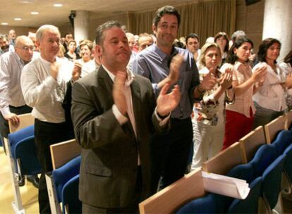 El líder de los críticos, Iñaki Galdos, y el diputado de Hacienda Pello González, en la reunión de este sector el pasado sábado en San Sebastián.