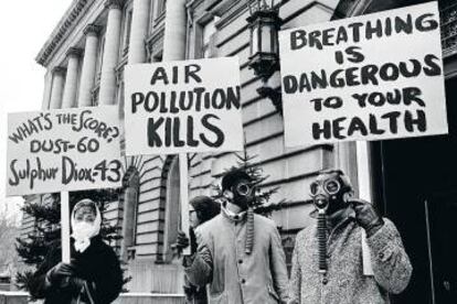 Activistas con máscaras de gas protestan contra la contaminación en Cleveland (Ohio).