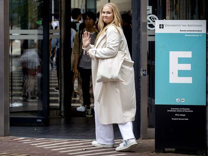 La princesa Amalia de Orange llega a la Universidad de Ámsterdam, Países Bajos, el 5 de septiembre de 2022 para comenzar sus estudios.