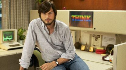 Aunque se criticó mucho la elección de Aston Kutcher para encarnar a Steve Jobs en su película documental, lo cierto es que el trabajo que realizó fue soberbio, y ayudó a comprender la mirada del co-fundador de Apple, en una cinta que no pasa de largo su lado menos agradable. 