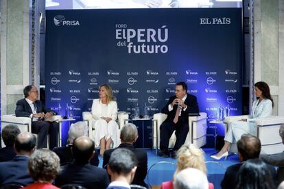 De izquierda a derecha: Javier Ayuso, adjunto al director de EL PAÍS; Trinidad Jiménez., directora de Estrategia Global de Asuntos Públicos de Telefónica;  Antonio Llardén. presidente de Enagás y María Victoria Zingoni, directora general de Downstream de Repsol.