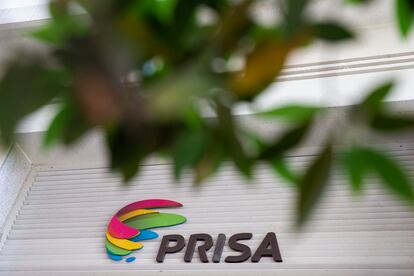 Logo del grupo PRISA en su sede de la Gran Vía en Madrid.