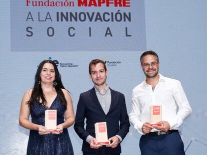 Neide Sellin (Lysa), Eduardo Fierro (Kuvu) y Airel Zylbersztejn (ANA), ganadores de los Premios Fundación Mapfre. 