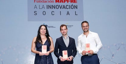 Neide Sellin (Lysa), Eduardo Fierro (Kuvu) y Airel Zylbersztejn (ANA), ganadores de los Premios Fundación Mapfre. 