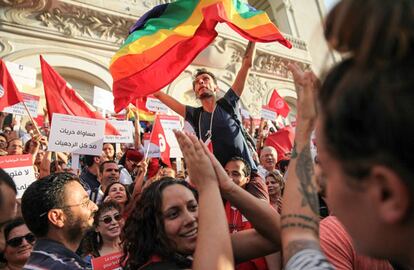 Celebración de una manifestación en favor de la igualdad de género en Túnez. En el centro, un hombre ondea una bandera LGTBIQ.