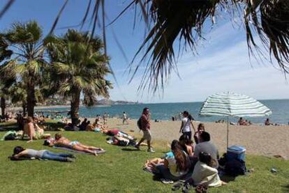 Bañistas, ayer en la playa de la Malagueta (Málaga).