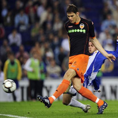 Zigic, en el momento de conseguir el primer gol a pesar del esfuerzo por impedirlo de Víctor Ruiz.