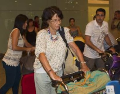 Pasajeros de Vueling que han estado atrapados unas 30 horas en el aeropuerto de Dubrovnik (Croacia), al cancelarse ayer su vuelo por una avería técnica, a su llegada al aeropuerto de Barcelona.