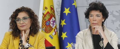 La ministra de Hacienda, María Jesús Montero, y la Portavoz del Gobierno, y responsable de Educación, Isabel Celaá, el jueves tras el Consejo de Ministros.