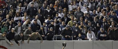 Foto tomada por el estadounidense Robert Gauthier en la que los seguidores del equipo de béisbol de los Yankees intentan distraer a un jugador rival.