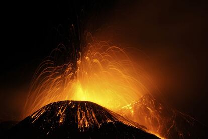 Erupcin volcnica en el Etna situado en la isla italiana de Sicilia.