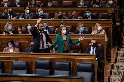 Teodoro García Egea y Cuca Gamarra protestan a Meritxell Batet por la aprobación de la reforma laboral, el 3 de febrero en el Congreso.