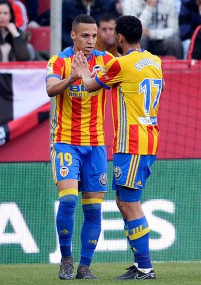 Coquelin felicita a Rodrigo en el partido de la jornada pasada contra el Sevilla.
