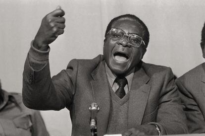 El mandatario, que liberó y condenó Zimbabue, se mantuvo en el poder durante casi cuatro décadas y fue apartado en 2017 tras un golpe militar, en una imagen de 1979.