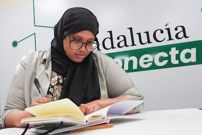 Abdullahi quería estudiar. Decidió migrar a España y, con la ayuda de su madre, salió de Kenia en un vuelo a Estambul, donde estuvo 15 días varada en el aeropuerto porque no tenía un visado. En septiembre de 2023, con 20 años, consiguió volar a Madrid, donde pidió asilo y le fue concedido siete meses después. Permaneció bajo la protección del programa de refugiados de Cruz Roja en Sevilla hasta principios de 2025. Ahora trabaja esporádicamente y comparte piso con compañeras que conoció en la casa de acogida. Quiere estudiar y convertirse en radióloga para trabajar en un hospital. Su objetivo es “cambiarle la vida a su madre” y ayudar a sus hermanos.