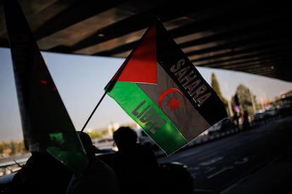 Una de las personas que apoya a los saharauis retenidos con una bandera del 'Sahara Libre', en la Terminal T-1 del Aeropuerto Adolfo Suárez-Madrid Barajas, este lunes.