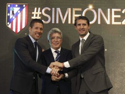 Simeone estrecha la mano a Enrique Cerezo, presidente, y José Luis Pérez Caminero, director deportivo