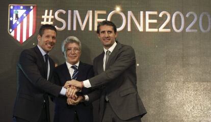 Simeone estrecha la mano a Enrique Cerezo, presidente, y José Luis Pérez Caminero, director deportivo