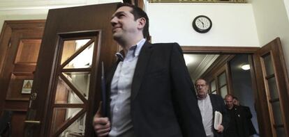 El primer ministro griego, Alexis Tsipras, se re&uacute;ne con su Gabinete de gobierno, en Atenas, Grecia, el pasado jueves 30 de abril de 2015. 