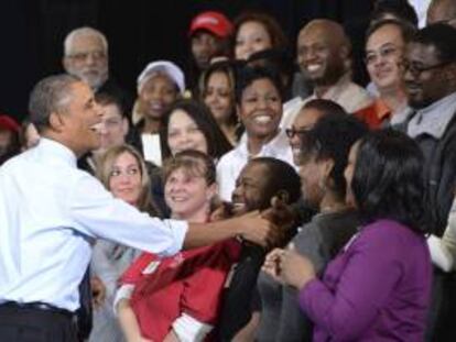 El presidente estadounidense, Barack Obama (i), saluda a los presentes tras pronunciar un discurso en un centro de la cadena de tiendas minoristas Costco en Lanham, Estados Unidos.