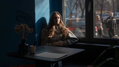 Victoria, gerente en un restaurante ruso de comida rápida, posa en el local en el barrio Dorcol en Belgrado, el 13 de enero.