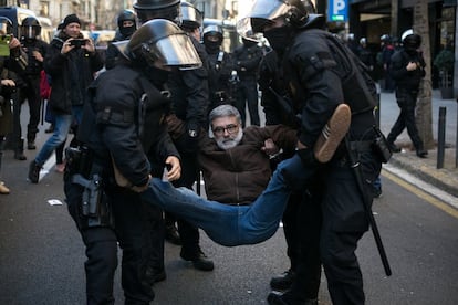 Agentes de los 'Mossos d'Esquadra' han desalojado a los manifestantes convocados por los CDR ante la Fiscalía Superior de Catalunya con motivo del inicio del juicio del 'procés', enre ellos el diputado de la CUP, Carles Riera. 
