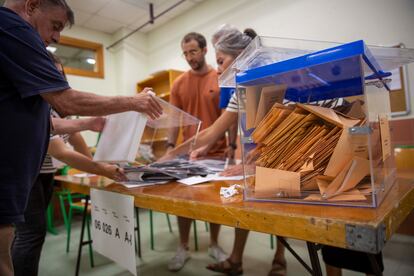 Recuento de votos en un colegio electoral de San Sebastián.