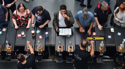 Camareros sirven a los visitantes del Gran Festival de la Cerveza en Londres (Reino Unido).