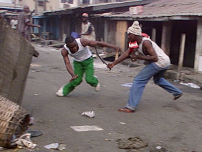 Un hausa (musulmán) ataca con una espada a un yoruba (cristiano) en una calle de Lagos.