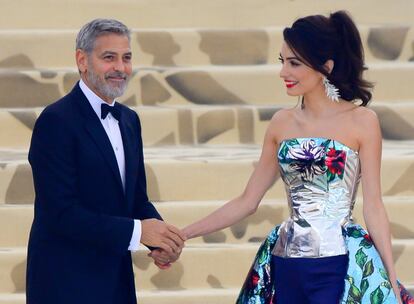 Amal Clooney, una de las anfitrionas de la gala con George Clooney 