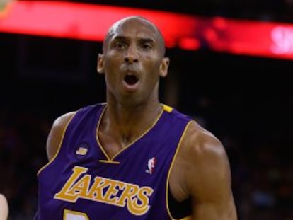 Kobe Bryant protesta en el partido ante Golden State.