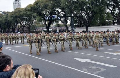 Militares argentinos desfilan por el centro de Buenos Aires.