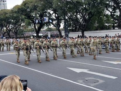 Militares argentinos desfilan por el centro de Buenos Aires.