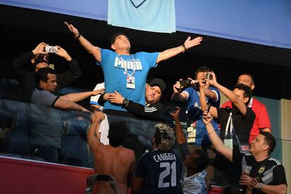 Diego Maradona, durante el partido entre Argentina y Nigeria.