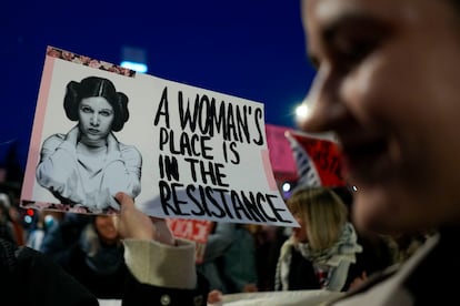 Un detalle de una pancarta en la manifestación por el Día Internacional de la Mujer, en Belgrado, Serbia; este viernes. 