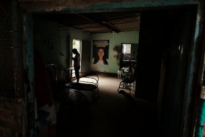 La fotografía de Nelly Martínez permanece en la sala de su casa en Cúcuta, Norte de Santander. 28/03/2023