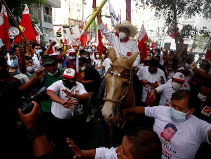 O candidato Pedro Castillo, na quinta-feira, no encerramento da campanha. / GIAN MASKO / EFE