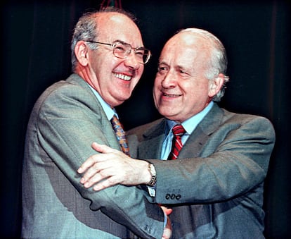 El ex lehendakari José Antonio Ardanza, a la izquierda, fue protagonista durante un homenaje por parte de su partido  encabezado por su presidente, Xabier Arzalluz, el año 1999.