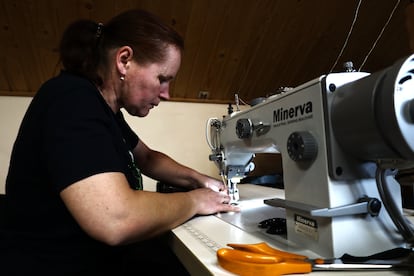 Una voluntaria cose un chaleco en una fábrica ubicada al suroeste de Ucrania.