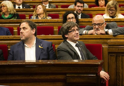 Los dos líderes independentistas catalanes Carles Puigdemont y Oriol Junqueras, en el Parlament, el pasado mes de octubre.