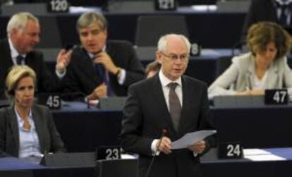 El presidente del Consejo Europeo, Herman Van Rompuy, da un discurso para informar sobre las decisiones tomadas en la última cumbre de líderes europeos, hoy durante la sesión plenaria del Parlamento Europeo en Estrasburgo (Francia).