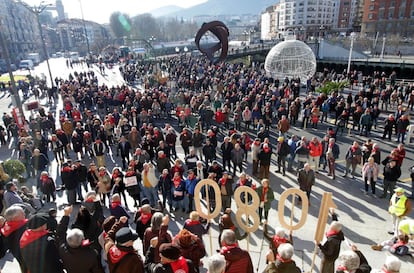  El movimiento de pensionistas de Bizkaia ha vuelto a celebrar su habitual concentración este lunes frente al Ayuntamiento de Bilbao para reivindicar unas pensiones públicas "dignas".