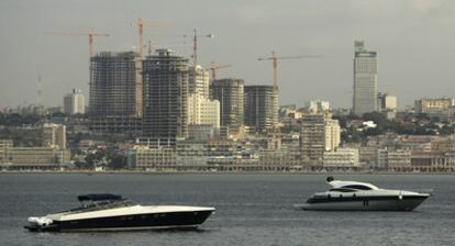Edificios en construcción junto al puerto de Luanda, en enero pasado.