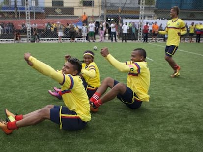 Jogadores colombianos comemoram uma vitória no campinho montado no Largo da Batata, em São Paulo.