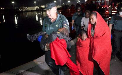 Una mujer y dos niños a su llegada a Motril tras ser rescatados de una patera cerca de la isla de Alborán.