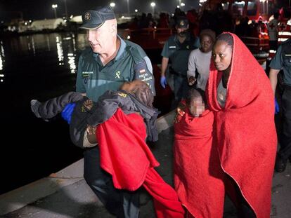 Una mujer y dos niños a su llegada a Motril tras ser rescatados de una patera cerca de la isla de Alborán.