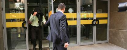 Traslado de uno de los detenidos en Granada en la Operación Isolda.