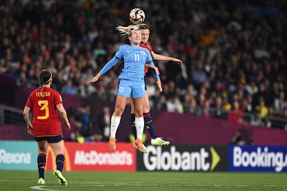 Lauren Hemp (en primer término) y Aitana Bonmatí saltan para hacerse con el balón.
