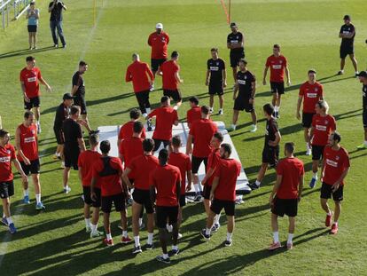 Los jugadores del Atl&eacute;tico en el entrenamiento previo al comienzo de La Liga.